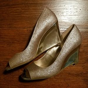 Bandolino Size 8 Gold Wedges